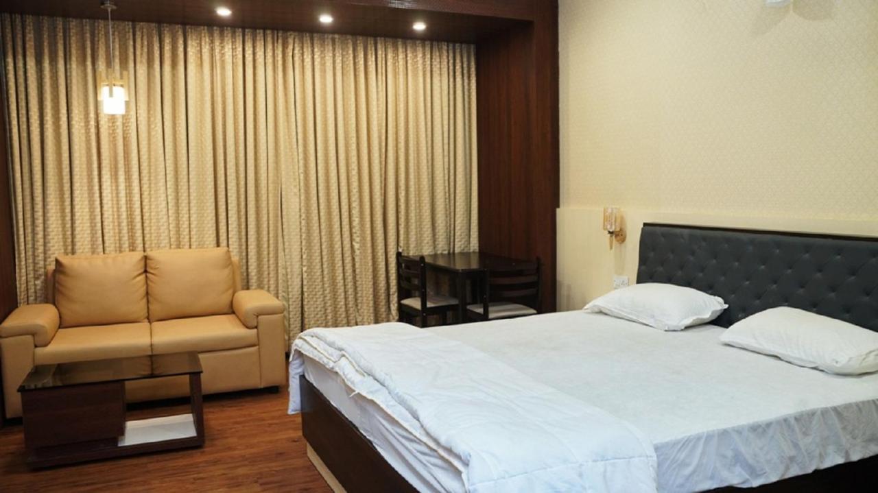 Malayalee Club Hotel Chennai Bagian luar foto