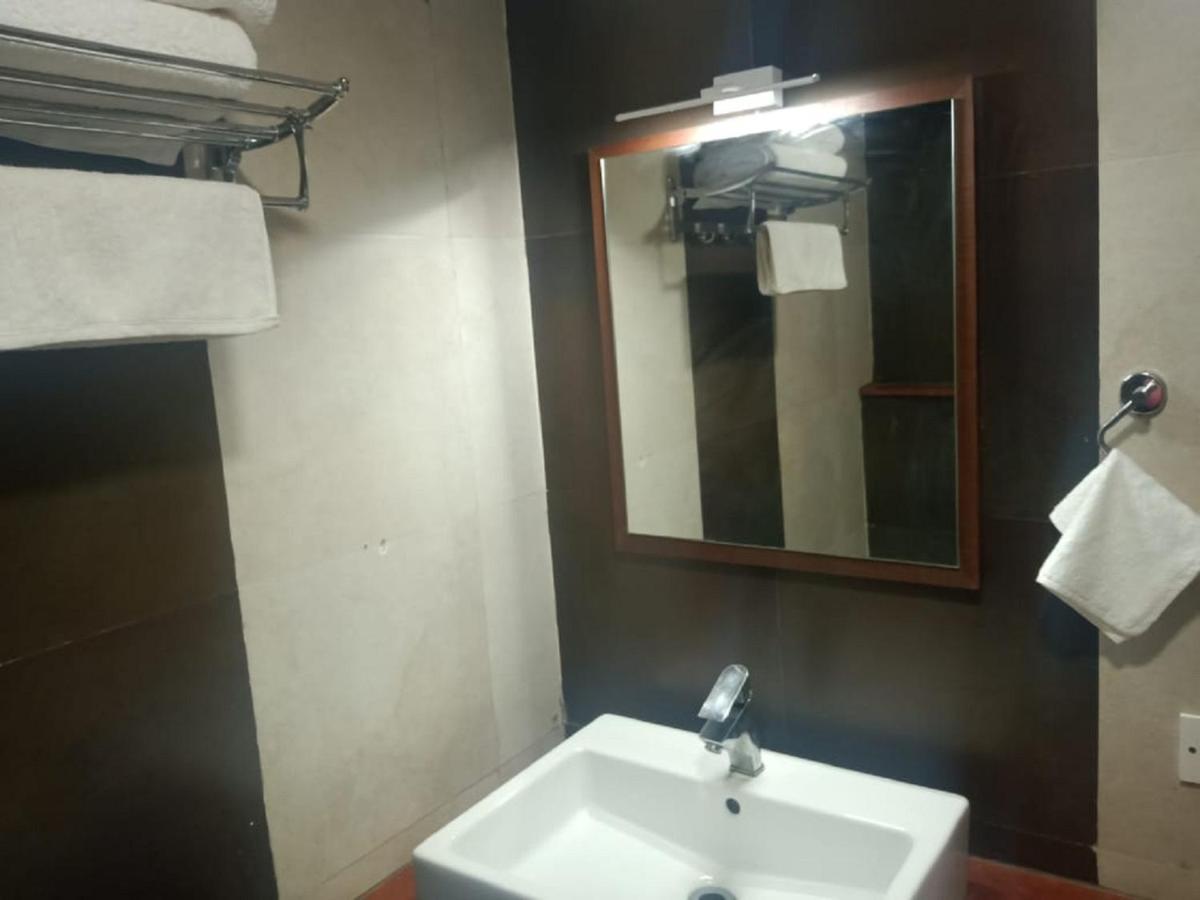 Malayalee Club Hotel Chennai Bagian luar foto